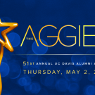 深蓝色背景，具有波克效果。有一幅金像插图，标题为“The Aggies”，副标题为“2024年5月2日，星期四，第51届加州大学戴维斯校友奖”