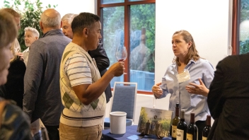 Aggies Uncorked pouring