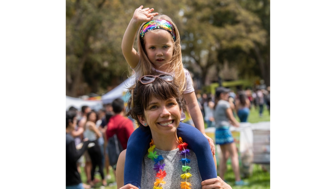 picture of mom and child at picnic day