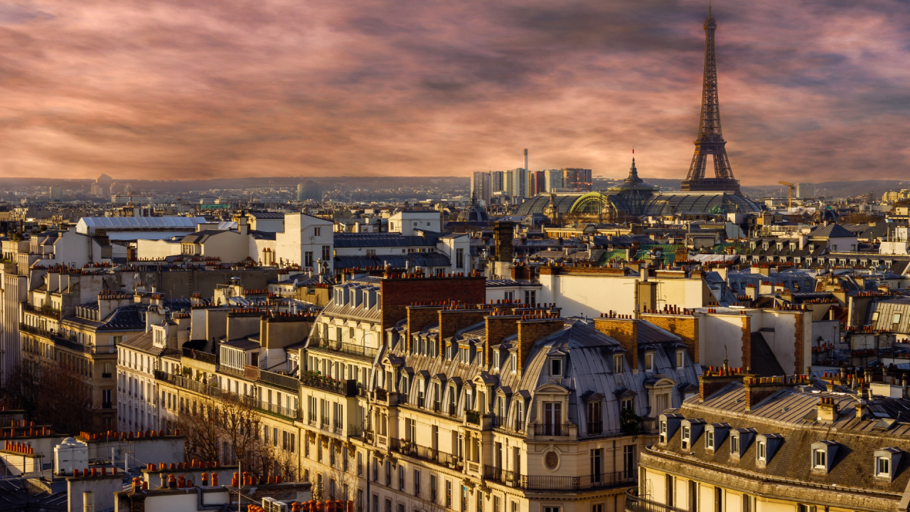 Phot of Paris Skyline with the Eiffel Tower at sunset