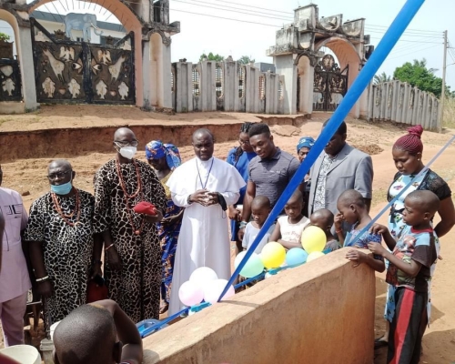 Chidubem Nnaji and the Amurri community gathered around the solar-powered well.