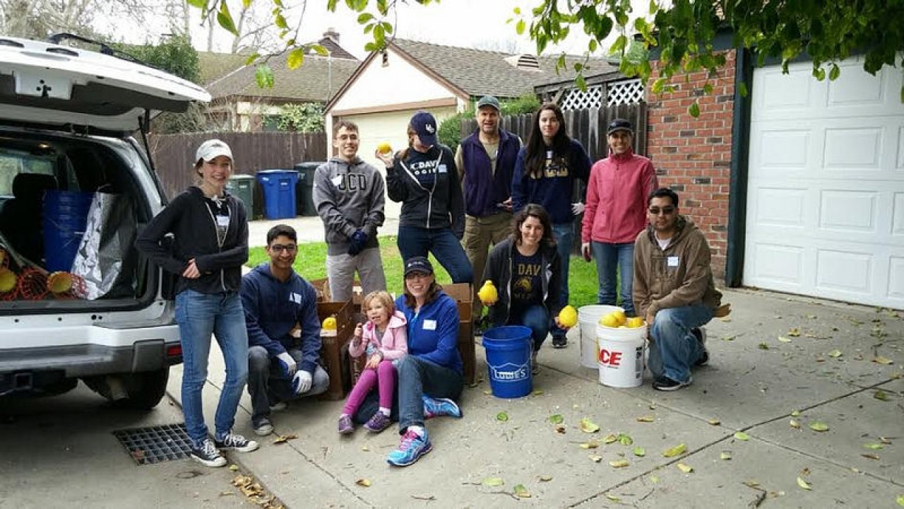 Sacramento Network Members Volunteering on May 4, 2015 Photos